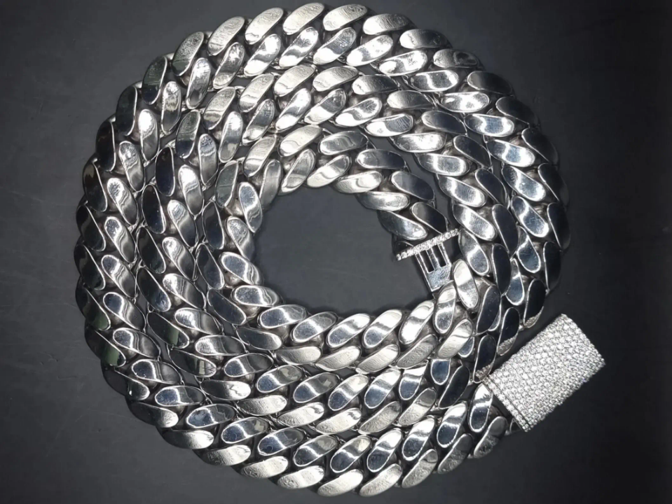 VVS Moissanite Miami Cuban Link Chain - Detail shot