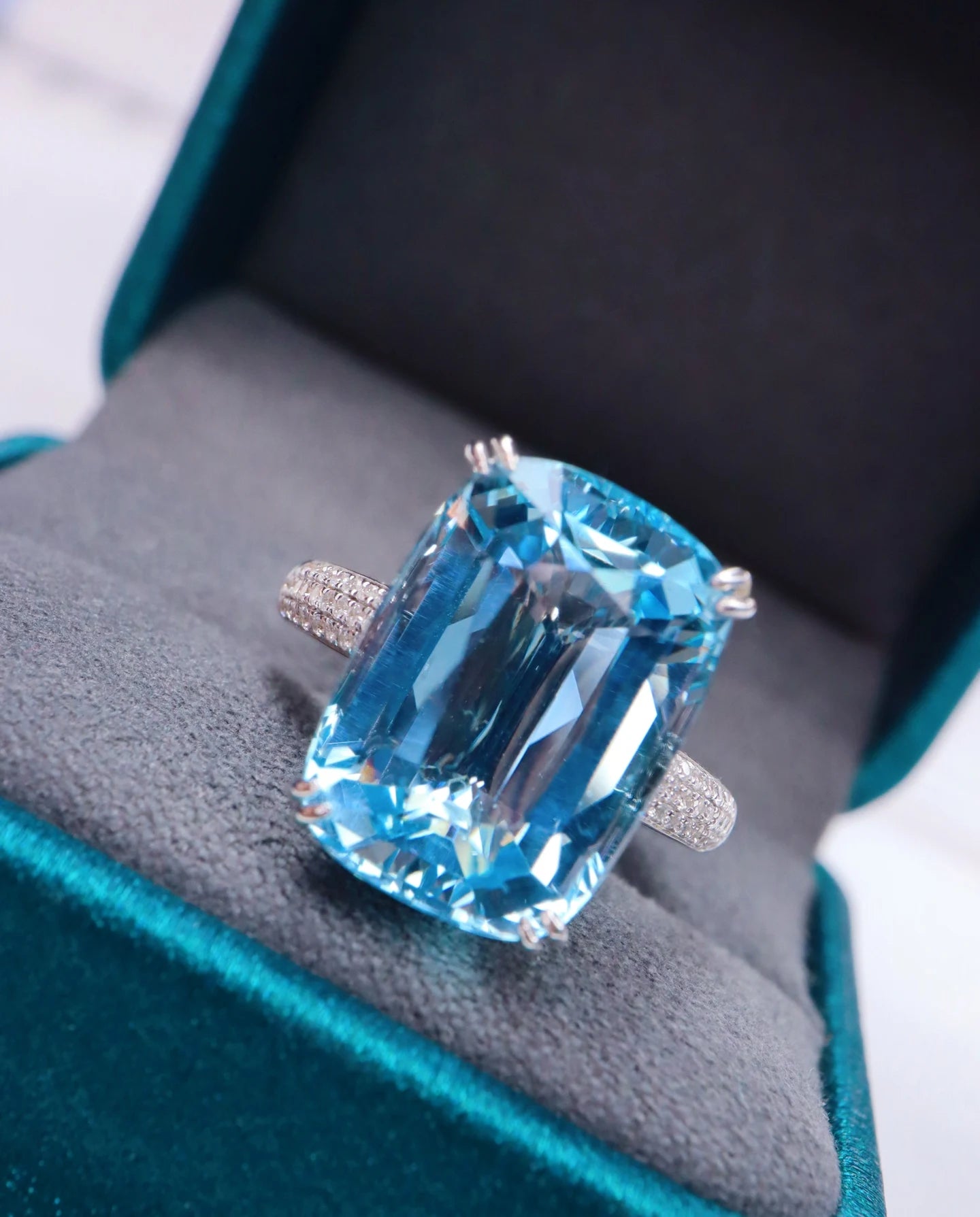 2026 G18K Gold 10.39ct Natural Blue Aquamarine and Diamonds Rings