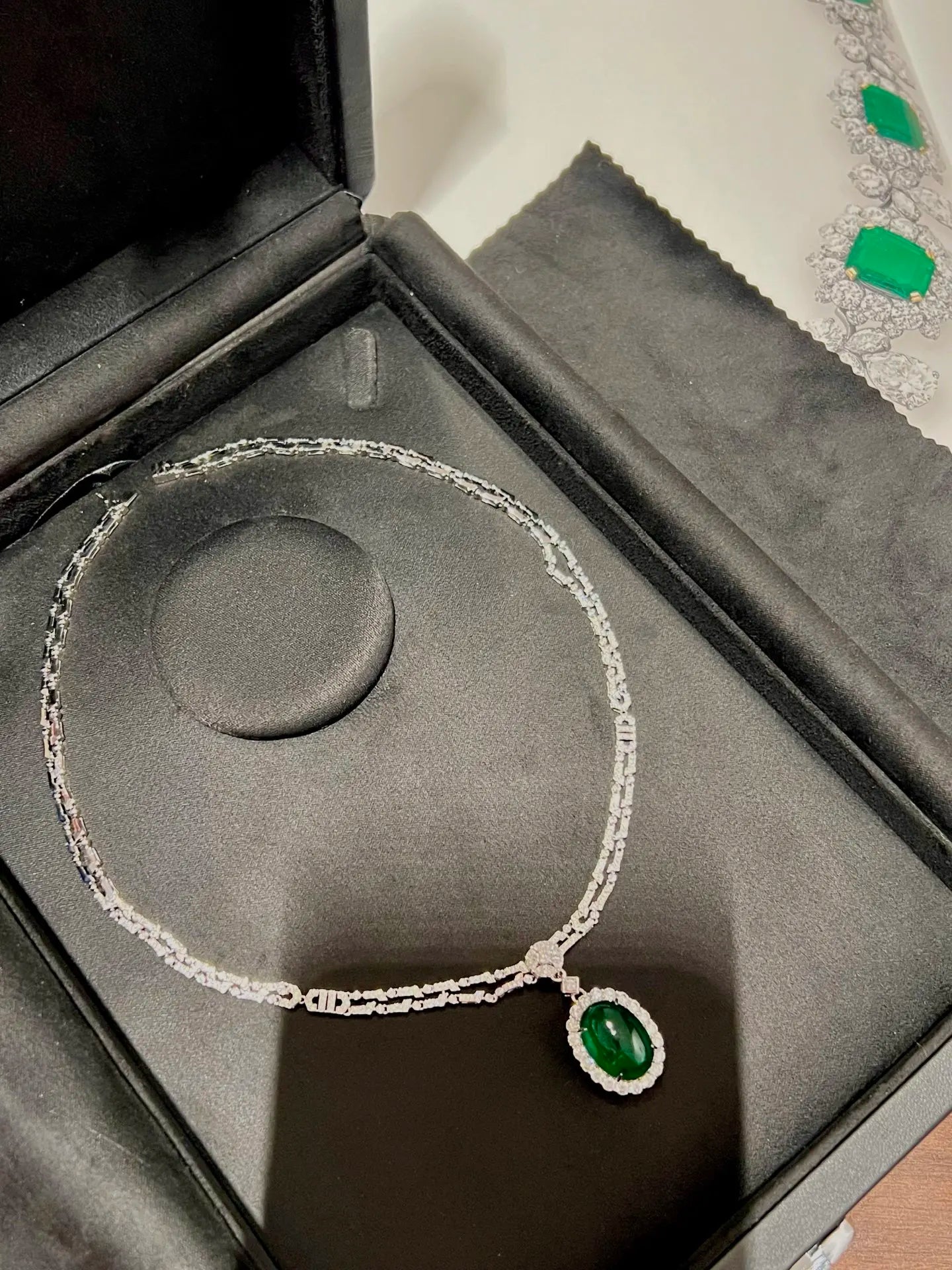 G18K White Gold 15.72ct Natural Green Emerald Necklace