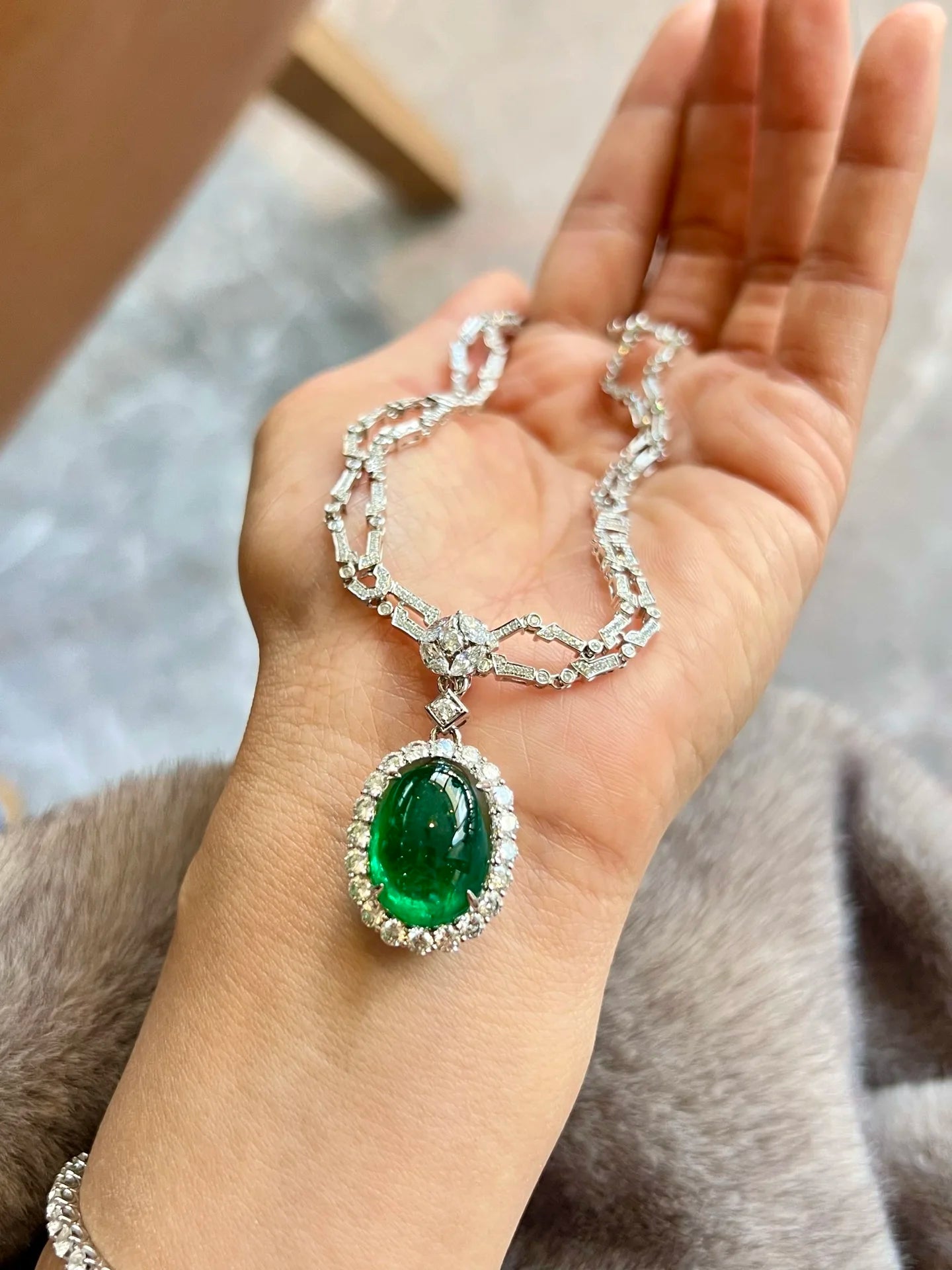 G18K White Gold 15.72ct Natural Green Emerald Necklace