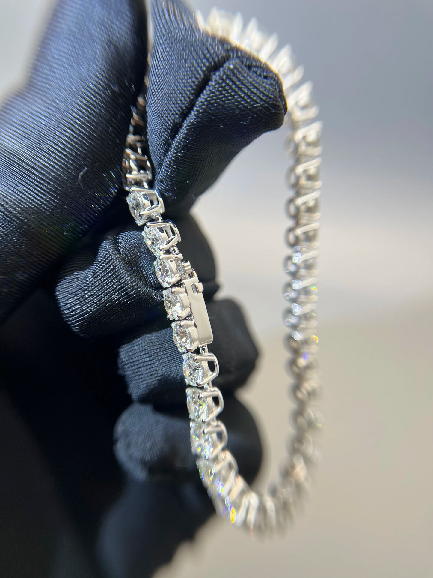 18K White Gold Diamond Tennis Bracelet VVS-VS1 IGI Certified